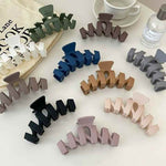 Load image into Gallery viewer, Solid colour wave jumbo hair clip