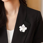 Load image into Gallery viewer, Crystal white flower brooch