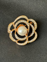 Load image into Gallery viewer, Pearl Flower Rhinestone Broach