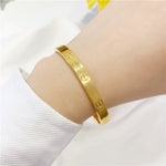 Load image into Gallery viewer, Unisex kartier handcuff bracelet