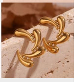 Load image into Gallery viewer, Dainty water drop stud earring