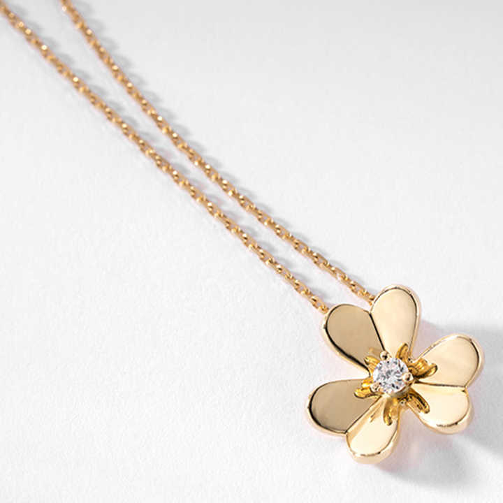 Diamond clover pendent