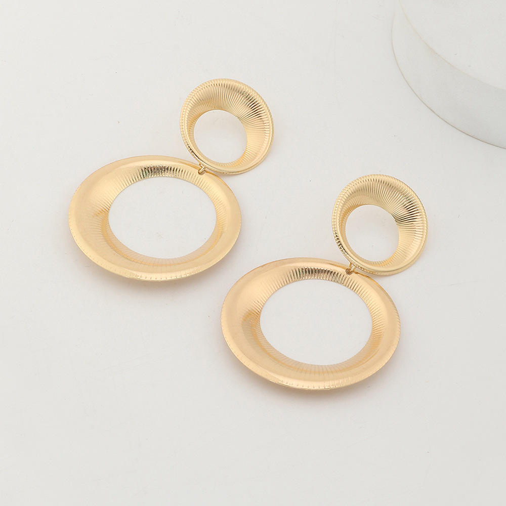 Gold water drop stud earring