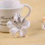 Load image into Gallery viewer, Crystal white flower brooch
