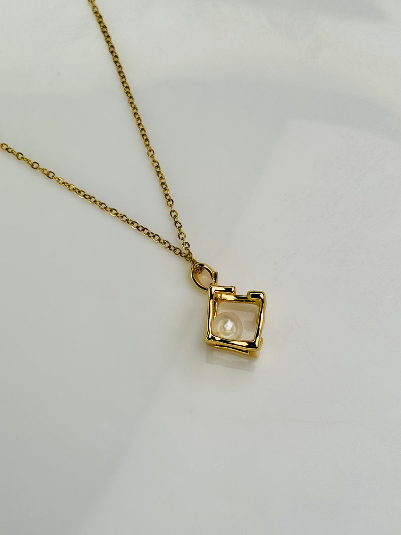 Square Frame pearl necklace