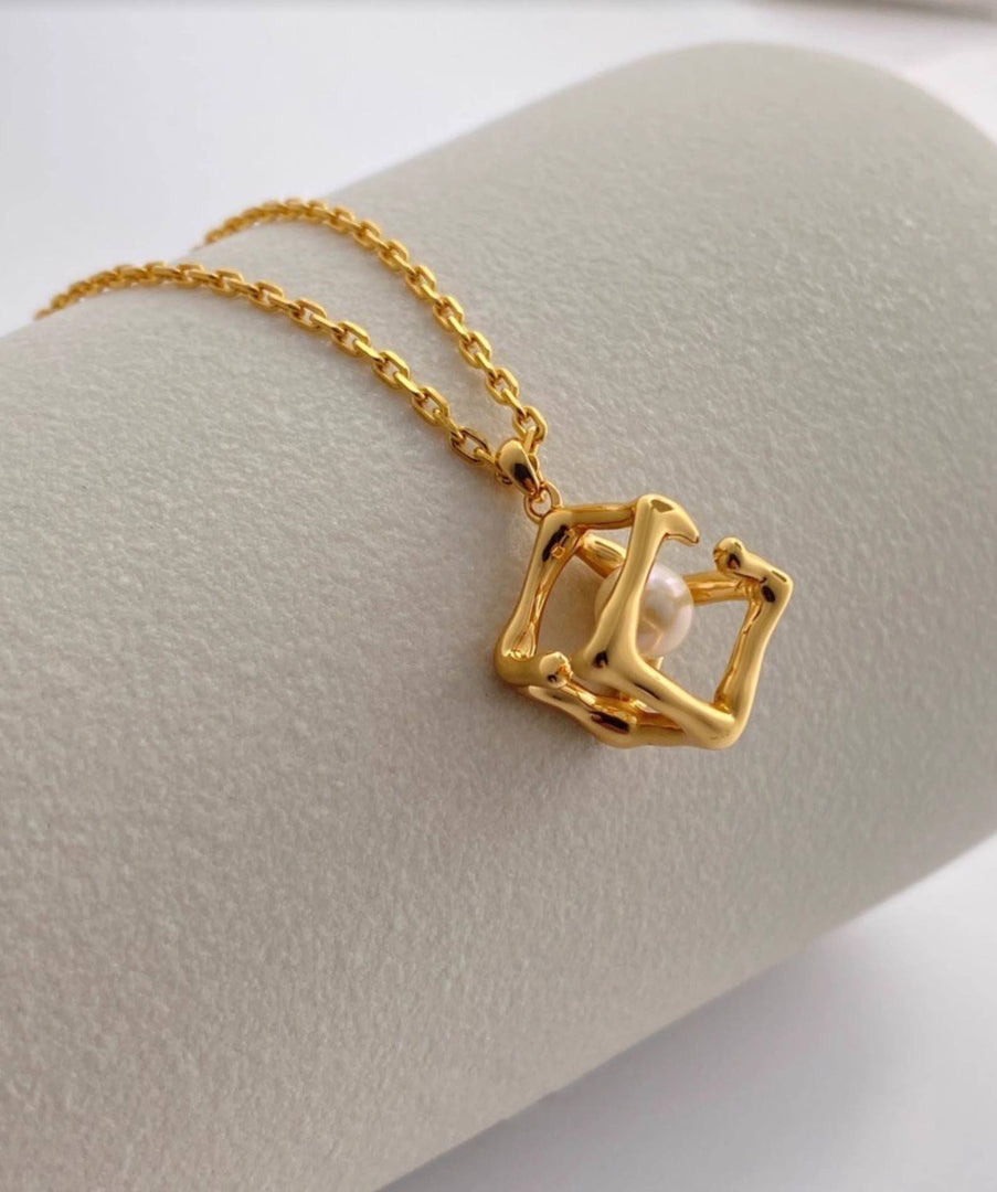 Square Frame pearl necklace